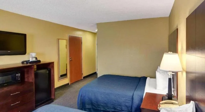 Bed in Quality Inn & Suites Grand Prairie South