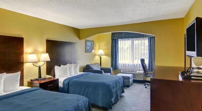 Bed in Quality Inn & Suites Grand Prairie South