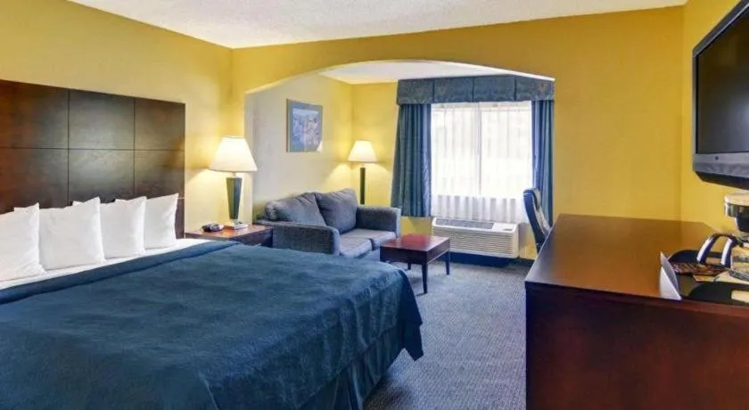 Bed in Quality Inn & Suites Grand Prairie South