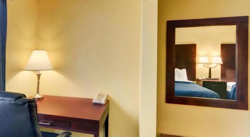 Bed in Quality Inn & Suites Grand Prairie South