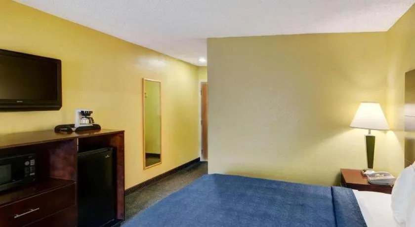 Bed in Quality Inn & Suites Grand Prairie South