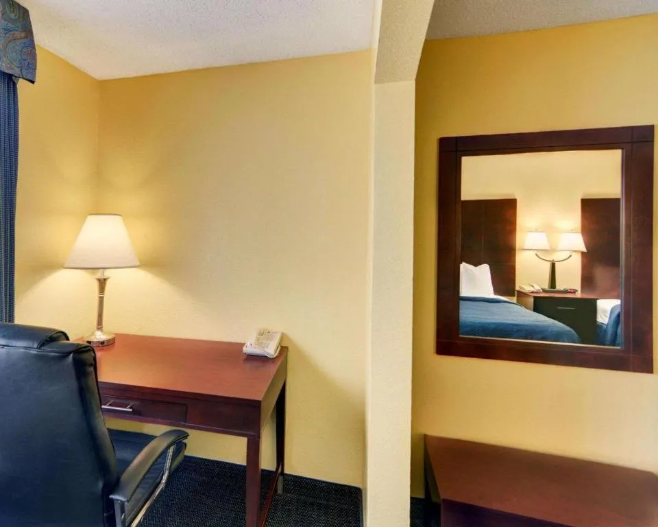 Bed in Quality Inn & Suites Grand Prairie South