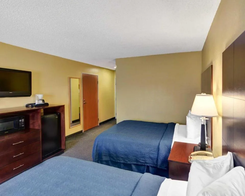 Bed in Quality Inn & Suites Grand Prairie South