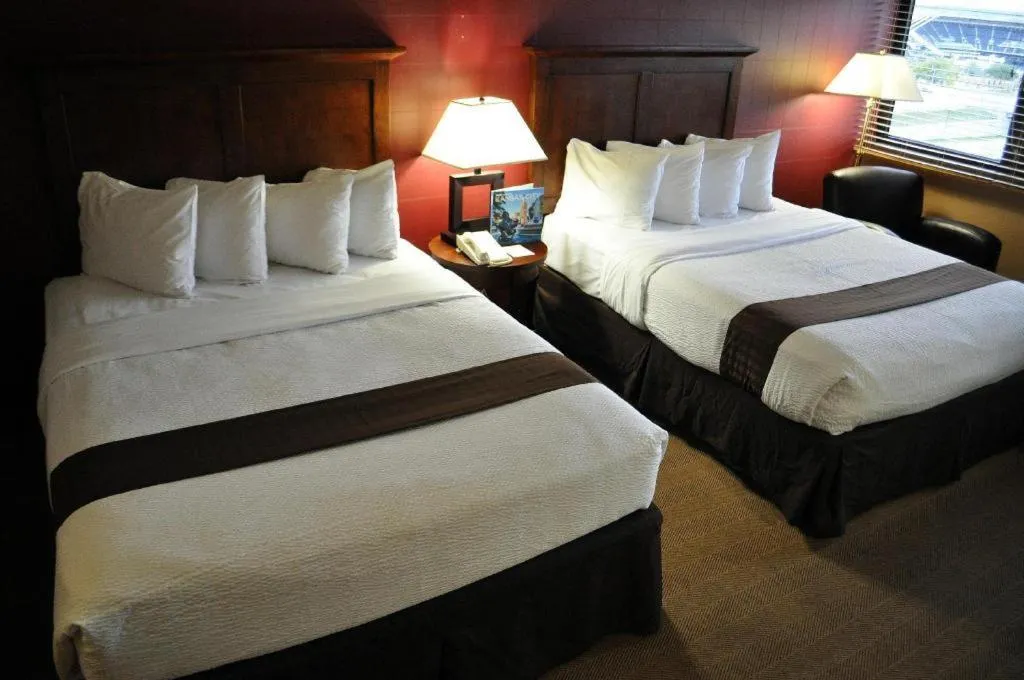 Bed in Adam's Mark Hotel & Conference Center