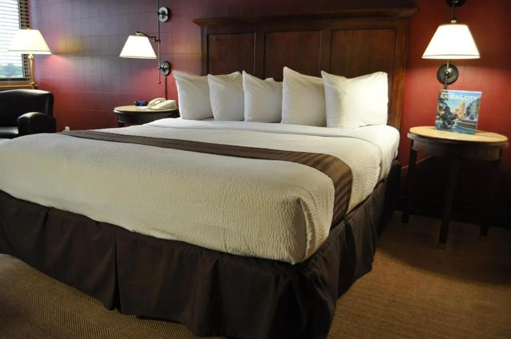 Bed in Adam's Mark Hotel & Conference Center