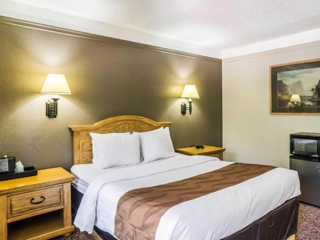 Bed in Quality Inn