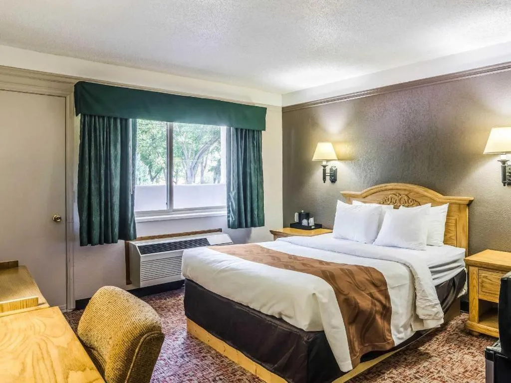 Bed in Quality Inn