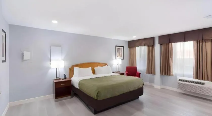 Bed in Quality Inn Redding near I-5