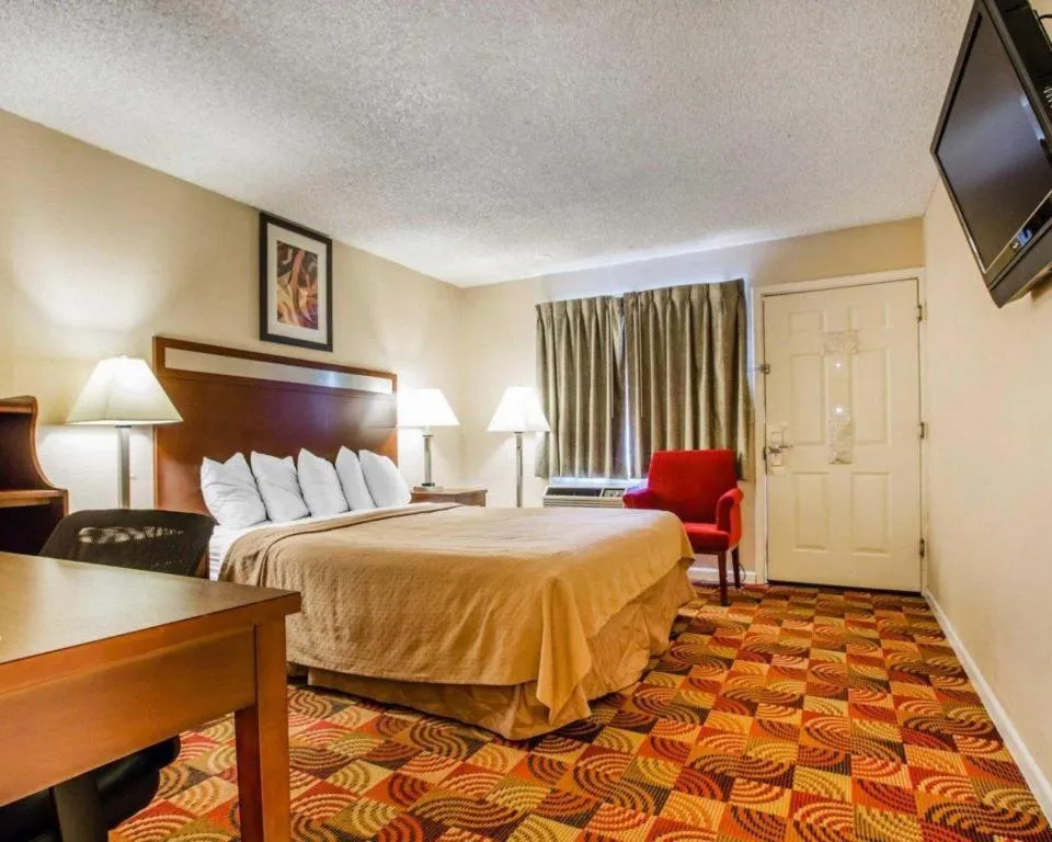 Bed in Quality Inn Redding near I-5