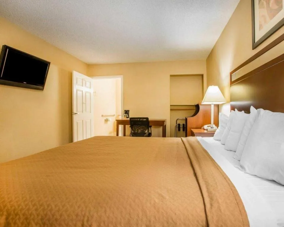 Bed in Quality Inn Redding near I-5