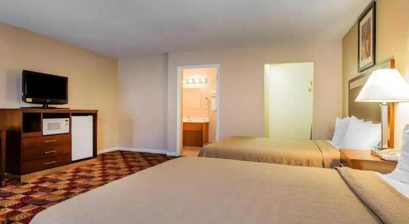 Bed in Quality Inn Redding near I-5