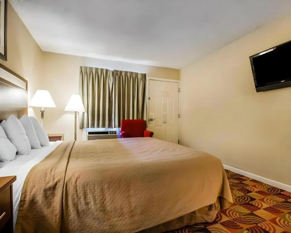 Bed in Quality Inn Redding near I-5