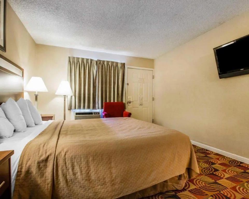 Bed in Quality Inn Redding near I-5