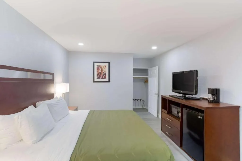 Bed in Quality Inn Redding near I-5