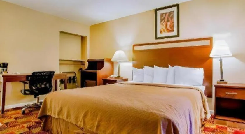 Bed in Quality Inn Redding near I-5