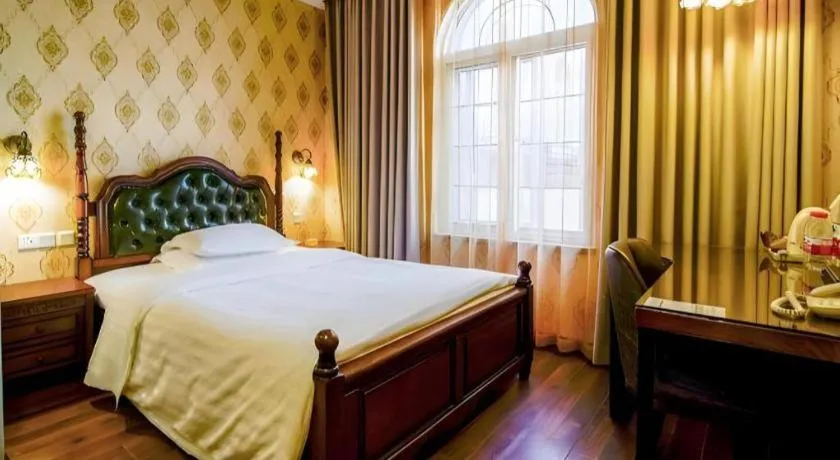 Bed in Dong Fang Hotel