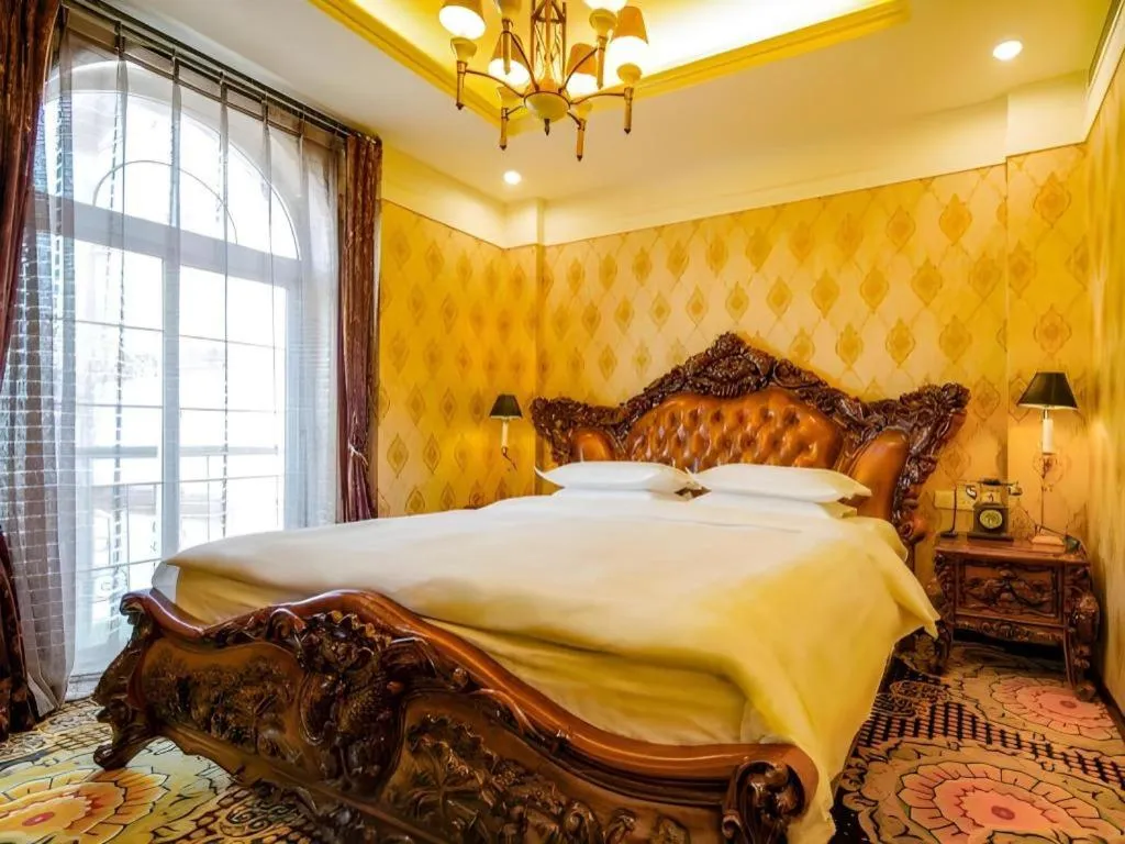 Bed in Dong Fang Hotel