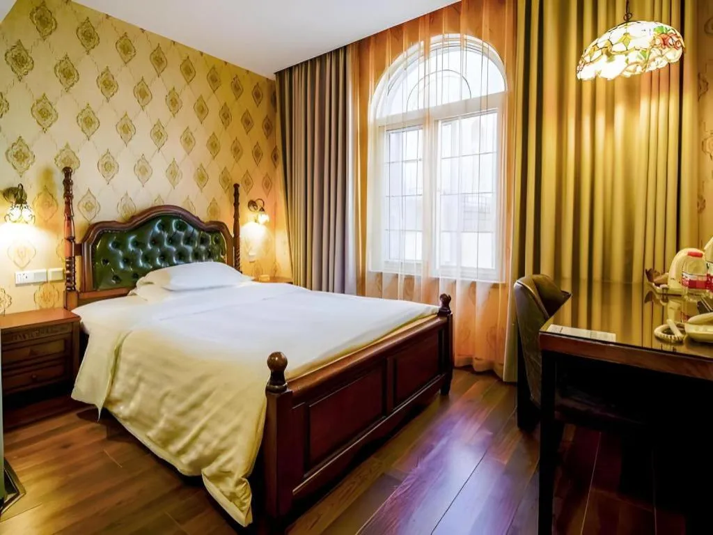 Bed in Dong Fang Hotel