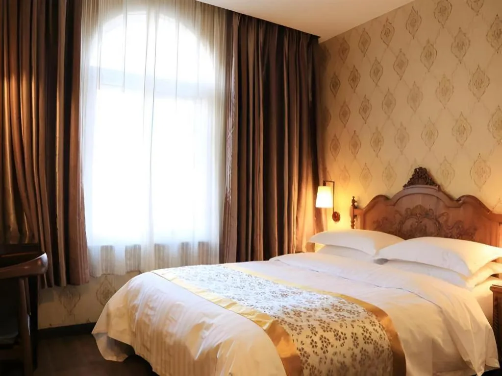 Bed in Dong Fang Hotel