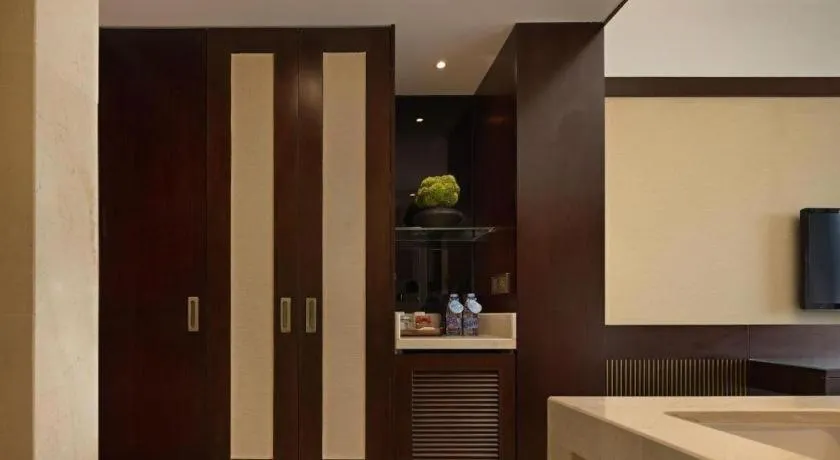 BaoHua Harbour View Hotel