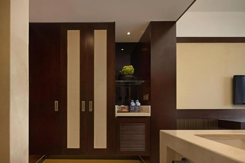 BaoHua Harbour View Hotel