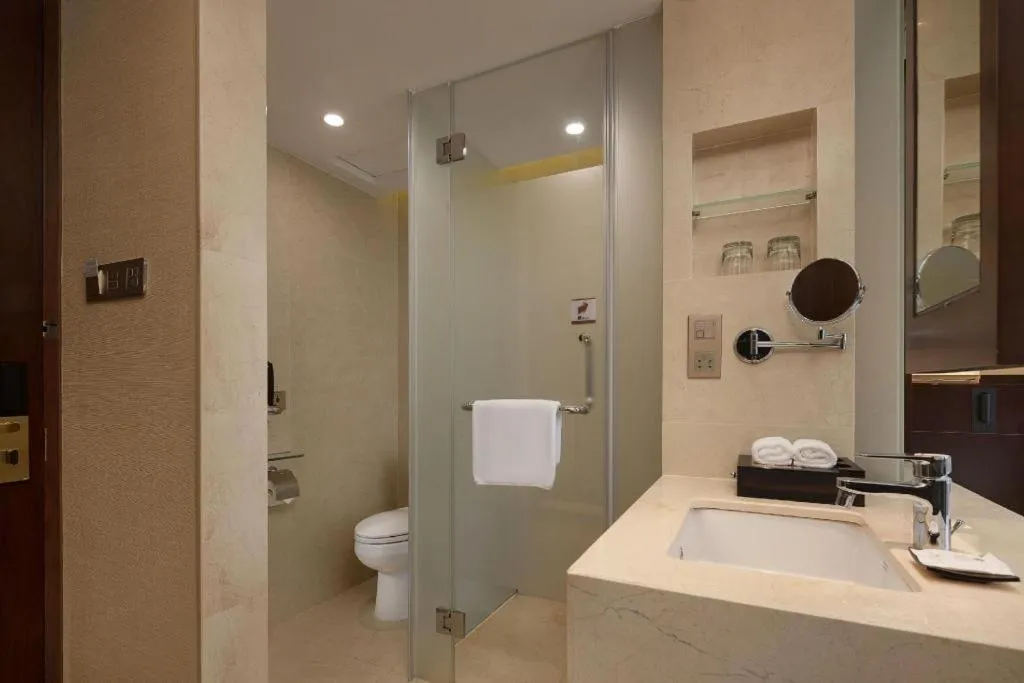 BaoHua Harbour View Hotel