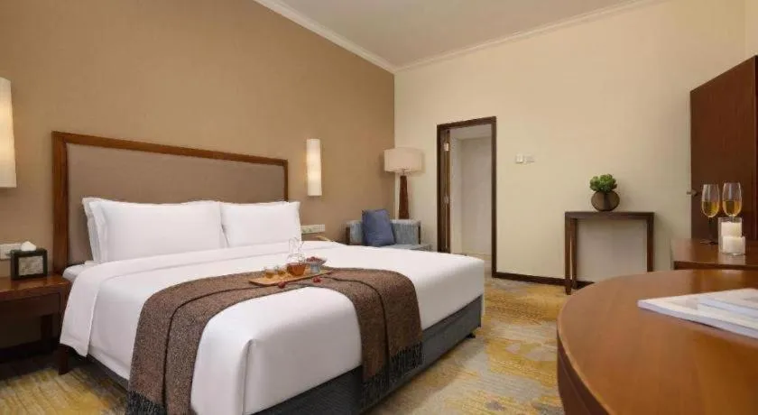 BaoHua Harbour View Hotel