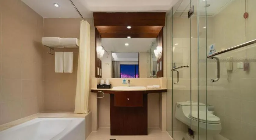 BaoHua Harbour View Hotel