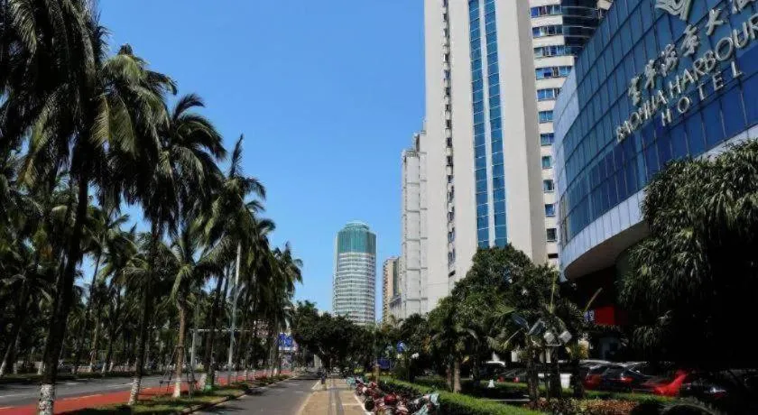 BaoHua Harbour View Hotel