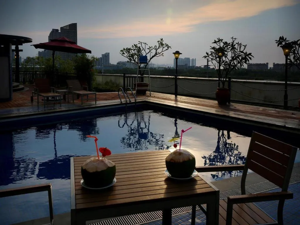 BaoHua Harbour View Hotel