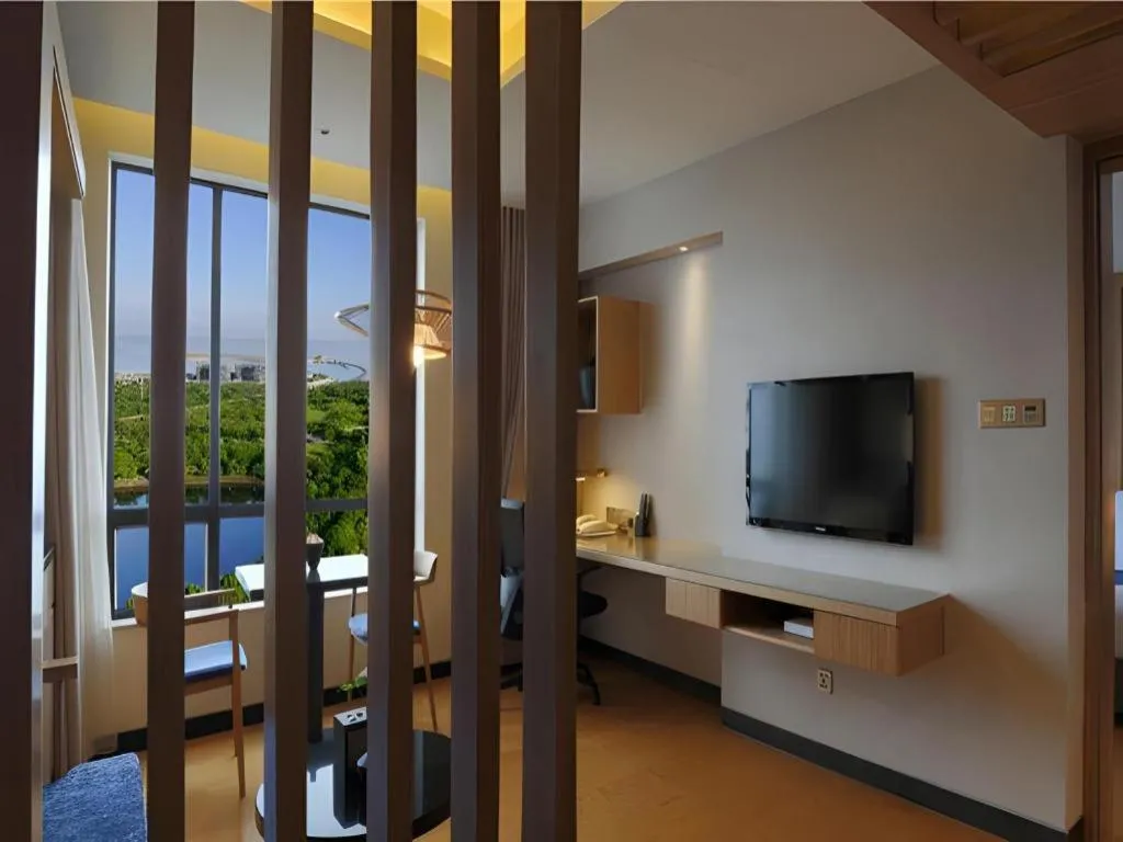 BaoHua Harbour View Hotel