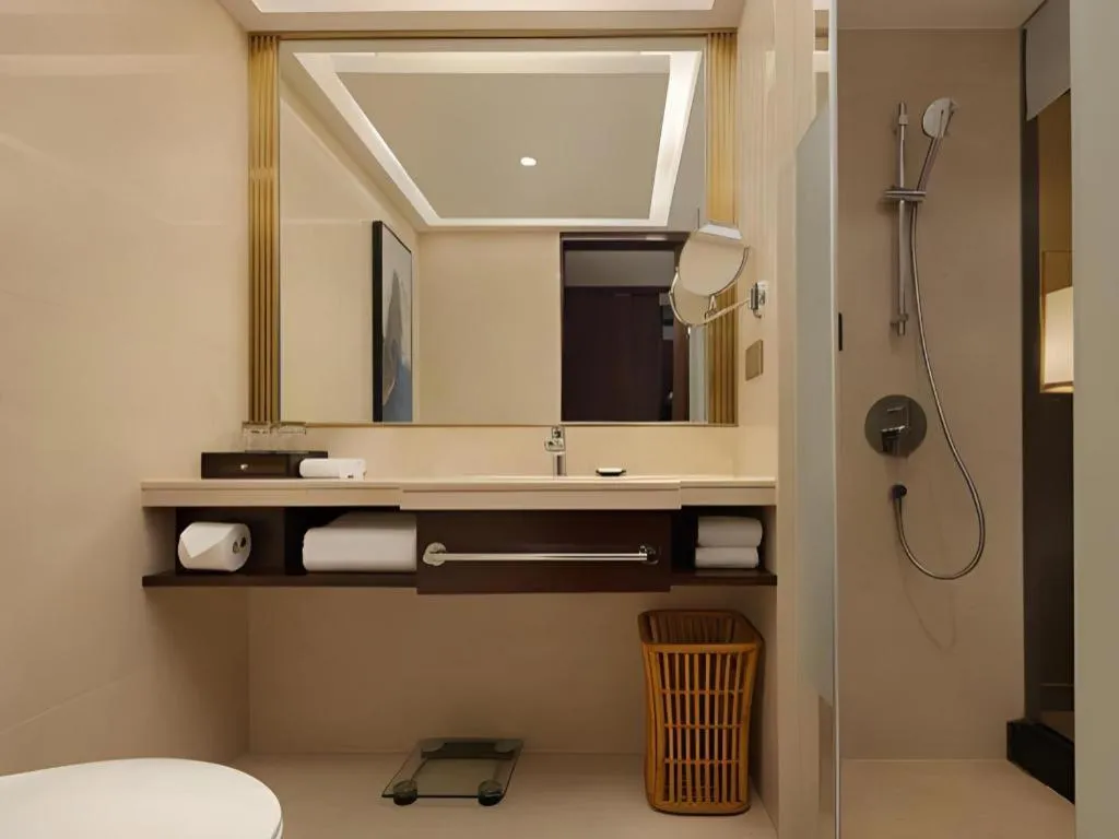 BaoHua Harbour View Hotel