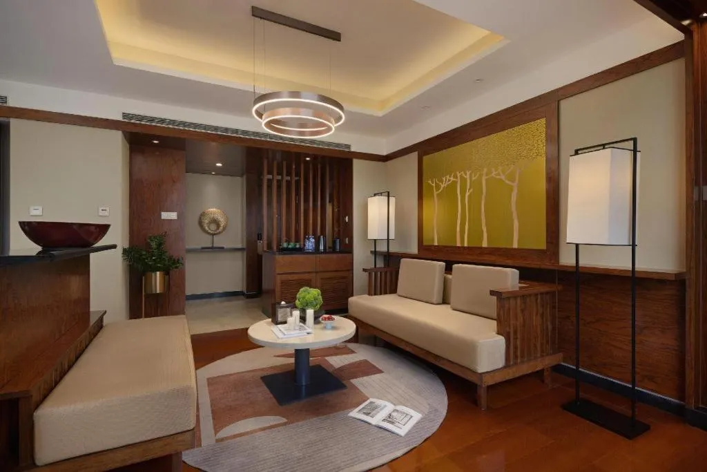 BaoHua Harbour View Hotel