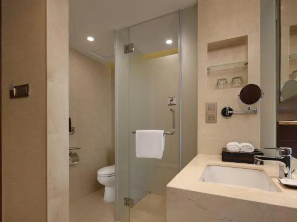 BaoHua Harbour View Hotel