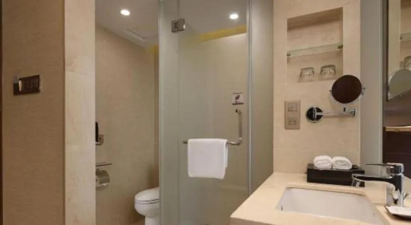 BaoHua Harbour View Hotel