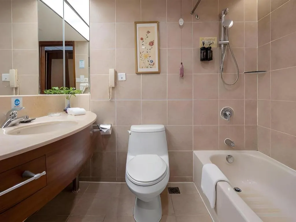 BaoHua Harbour View Hotel