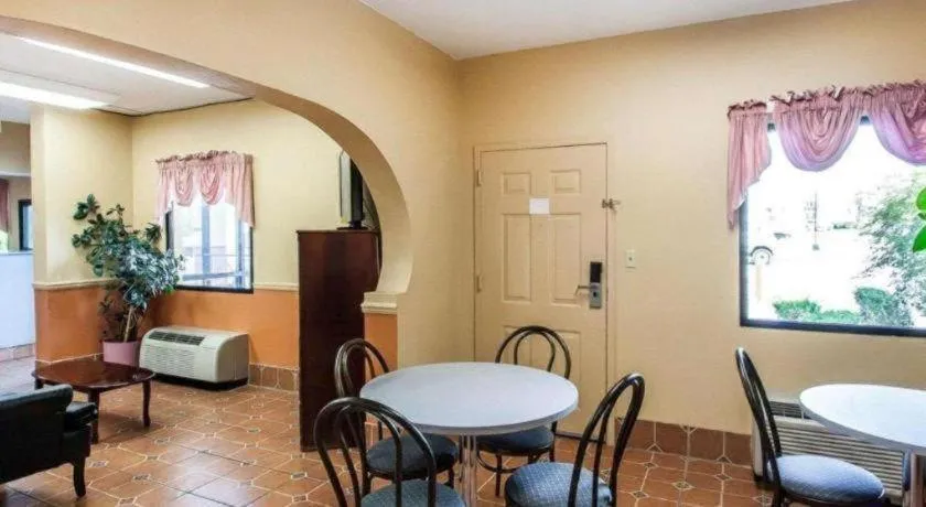 Econo Lodge Inn & Suites Tuscaloosa I-20