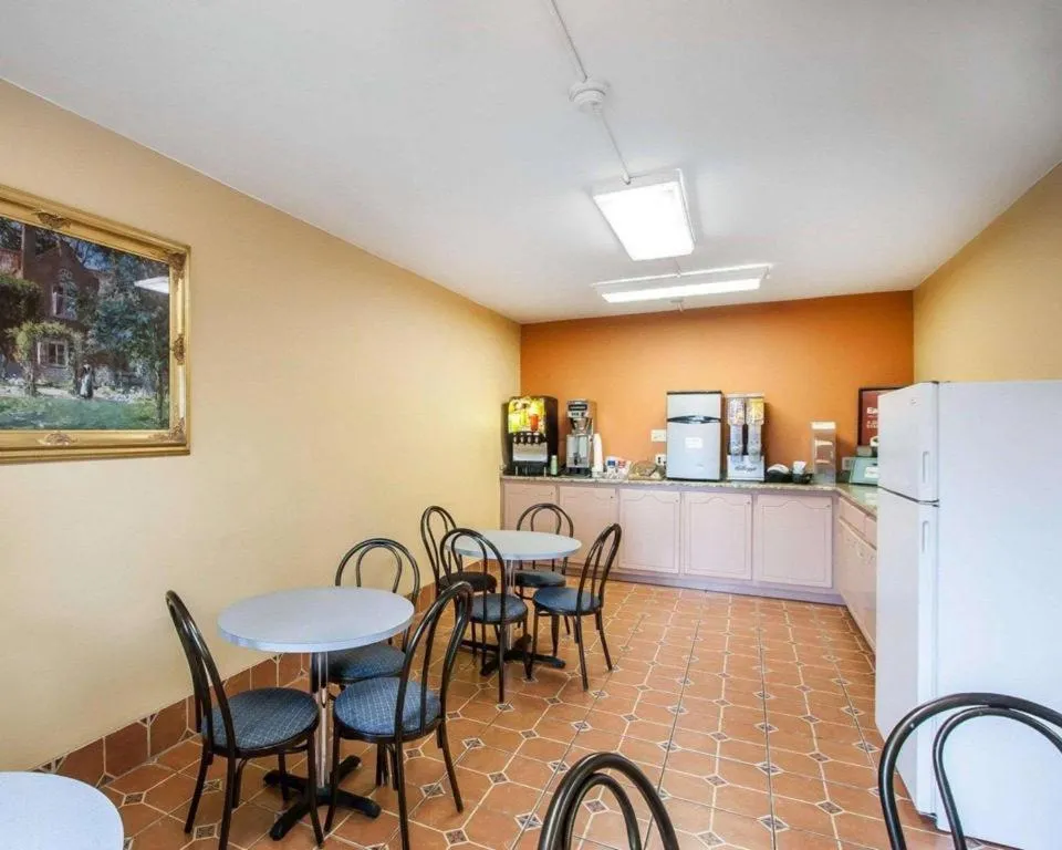 Econo Lodge Inn & Suites Tuscaloosa I-20