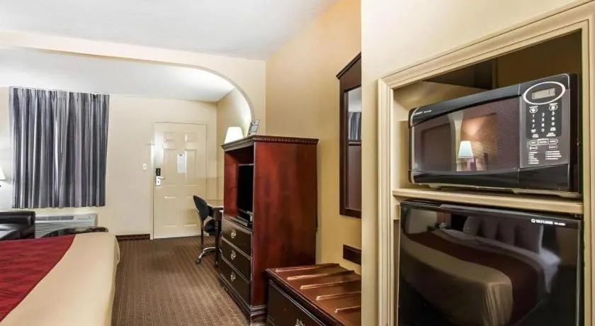 Bed in Econo Lodge Inn & Suites Tuscaloosa I-20