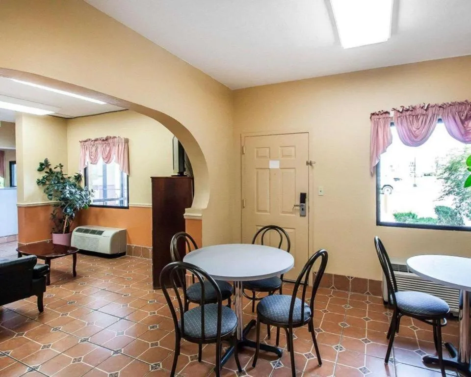 Econo Lodge Inn & Suites Tuscaloosa I-20