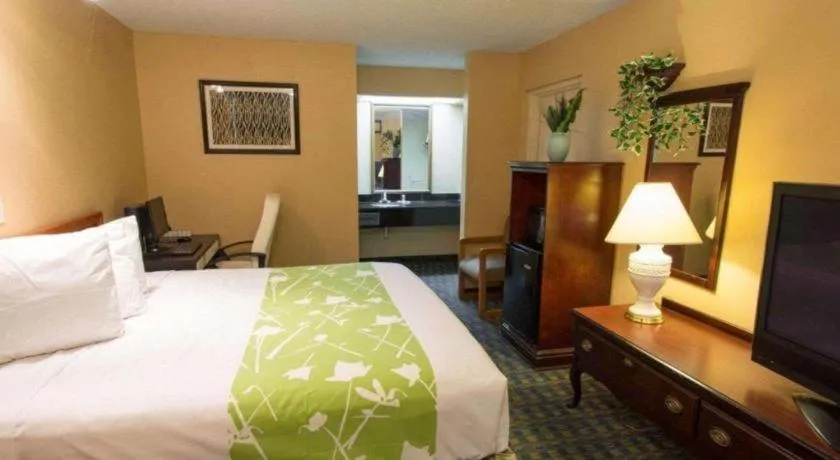 Bed in Quality Inn Kissimmee West - Lake Buena Vista South