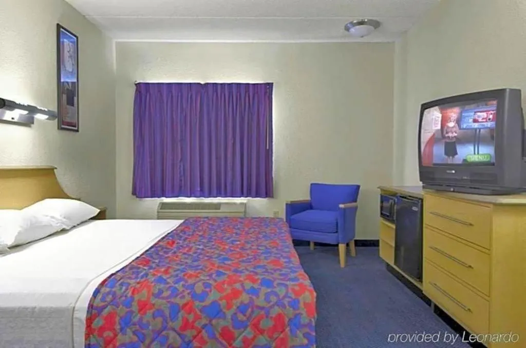 Bed in Red Roof Inn Houston - Westchase