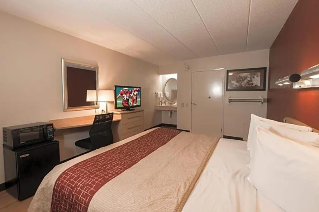 Bed in Red Roof Inn Houston - Westchase