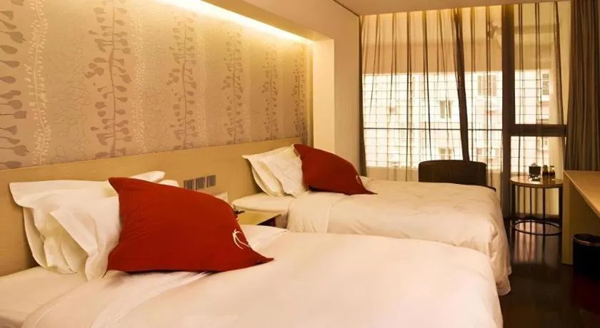 Bed in Hotel Kapok Wangfujing