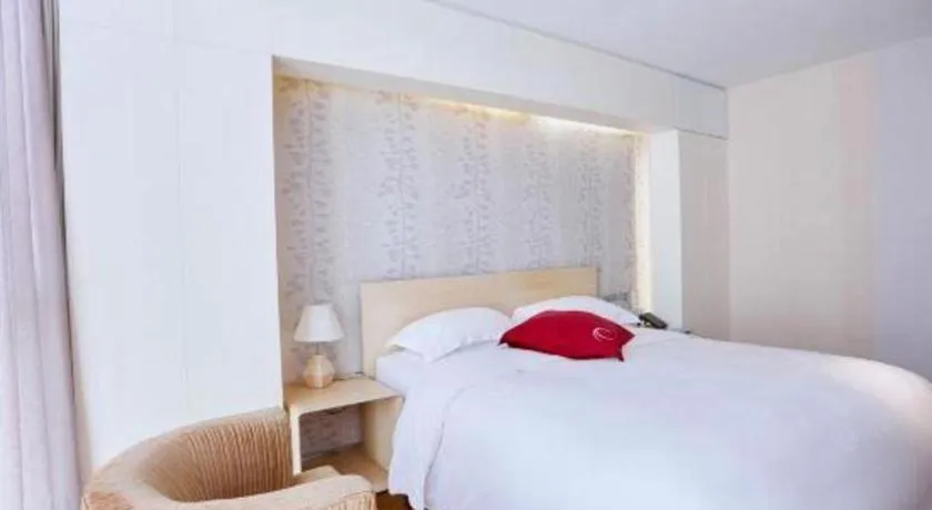 Bed in Hotel Kapok Wangfujing