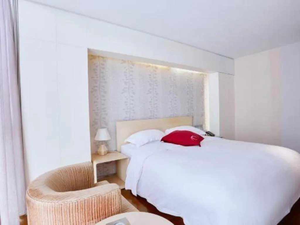 Bed in Hotel Kapok Wangfujing