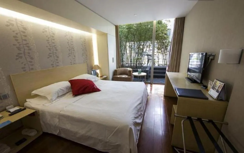 Bed in Hotel Kapok Wangfujing