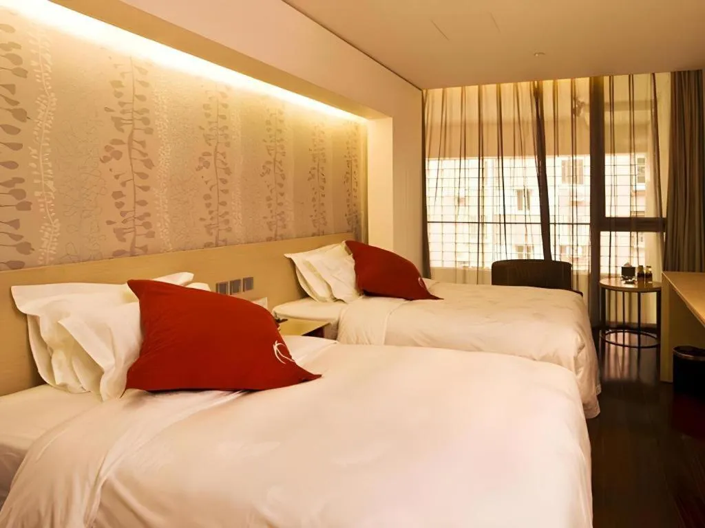 Bed in Hotel Kapok Wangfujing