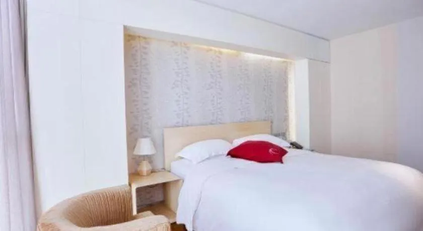 Bed in Hotel Kapok Wangfujing