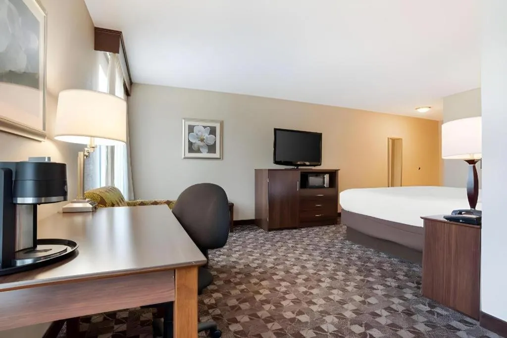 Bed in Best Western Plus Oak Mountain Inn